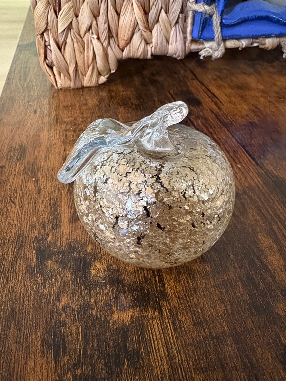🕷️ Murano gold speckled apple paperweight